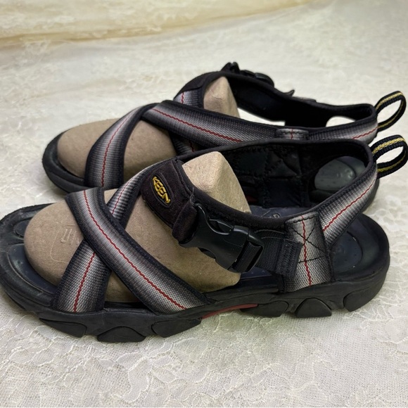 Keen Men’s 9 Strap On Sandals White Red Stripe Black Sole Teva Style Summer Shoe - Picture 3 of 9